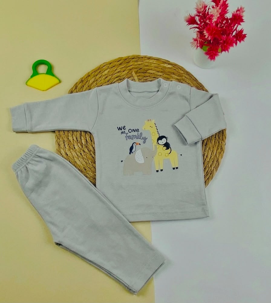 بيجامه خريفي  اولادي وبناتي مكون من قطعتين رسمة زرافه وفيل 💕